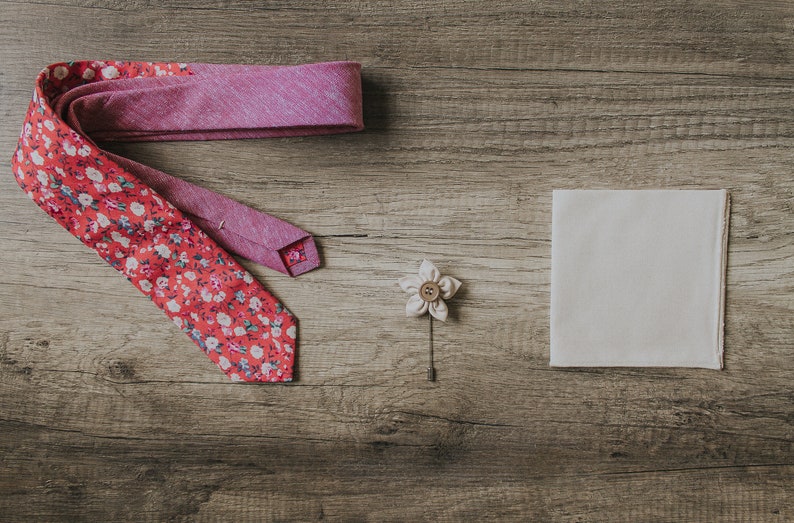 Corbata roja floral, flores rosas y crema, extensión de tela de flores, corbata hecha a mano, corbata de novio, corbata delgada, pañuelo de bolsillo, pin de solapa Half Linen