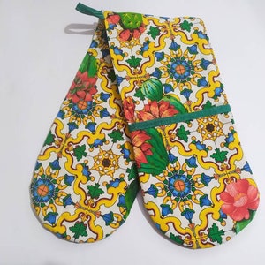 Double oven gloves in a particular and unique design / Double oven mitt in Italian print ideal for bakers gift