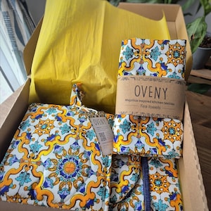 Majolica Kitchen linens Gift Box: Mediterranean pot holders, Double oven glove and Tea Towels
