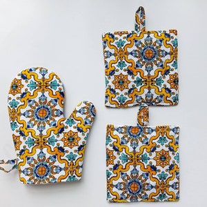 Majolica Oven mitt in blue and yellow / Italian tiles print oven glove/ Home decor/ Housewarming gift