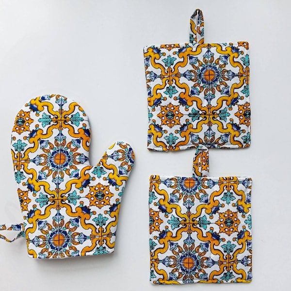 Majolica Oven mitt in blue and yellow / Italian tiles print oven mitt/ Home decor/ Housewarming gift