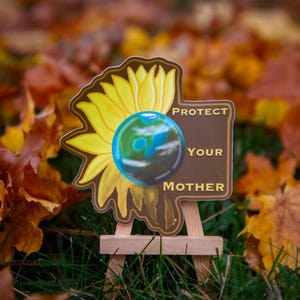 Protect Your Mother, 4-Zoll-Aufkleber, Tag der Erde, Umweltbewusstsein, Junger Künstler, Digital Künstler, Klimawandel, Aktivist Kunst
