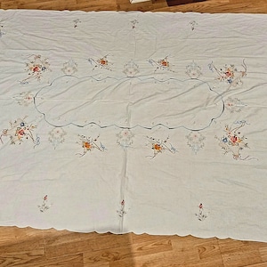 Vintage Hand bestickte große Tischdecke Floral Mid Century Jakobsmuschel 292x163 cm