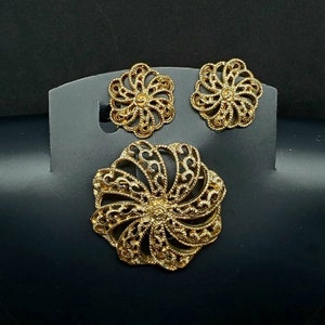 Vintage Signed Sarah Coventry Gold Tone Clip On Earrings And Brooch Set MCM