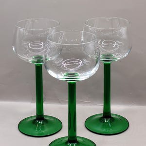Juego de 3 copas vintage Luminarc &quot;Alsace&quot; para vino blanco con tallo verde, fabricadas en Francia.
