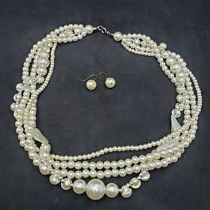 Conjunto de brincos perfurados com colar vintage de pérolas falsas de 20&quot;