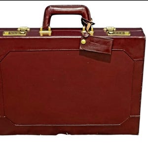 Maletín vintage de cuero Stradellina color burdeos con cierre de combinación y detalles dorados, 18"