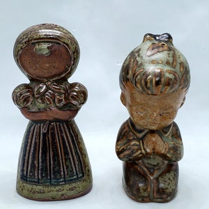 Vintage Knobler Salt & Pepper Shakers Meisje biddend kind set van 2 gemaakt in Japan