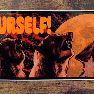 Puede incluir: Una pegatina rectangular con el texto naranja BE YOURSELF! sobre cuatro lobos aullando a una gran luna naranja. El fondo tiene un diseño texturizado en negro y rojo oscuro. Los lobos se muestran de perfil con las cabezas inclinadas hacia arriba.