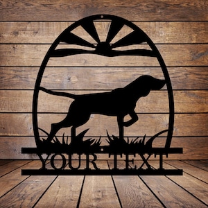 Könnte beinhalten: Schwarzes Metallschild mit einer Silhouette eines Hundes, der durch Gras geht, vor einem stilisierten Sonnenaufgang in einem ovalen Rahmen. Die Worte "YOUR TEXT" sind darunter zu sehen.