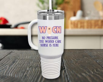 Sin presión, la enfermera de cuidados de heridas está aquí. Taza de viaje con aislamiento WOCN, 40 oz, regalo para enfermera de continencia, ostomía, enfermera de cuidados de heridas, enfermera de ostomía