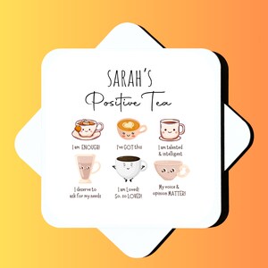 Op de afbeelding: Een witte kaart met de tekst "SARAH'S Positive Tea" bovenaan. Er zijn zes cartoonmokken met positieve affirmaties op elke mok. De mokken zijn gerangschikt in twee rijen van drie. De achtergrond is een verloop van geel naar oranje.