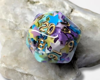 Wielokolorowe gwiazdy, kostki D20, DND, Dungeons and Dragons, gry planszowe, RPG, fioletowy, niebieski, różowy, TTRPG, pastelowe, stonowane, przezroczyste, słodkie, dzieci, kawaii