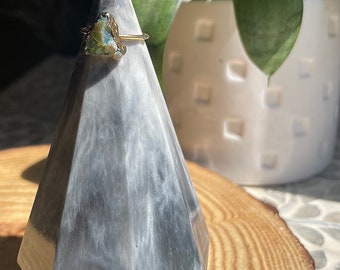 Ringhalter aus Marmorharz | Schwarz-weißer Marmor-Harz-Ringhalter | Pyramidenförmiger Ringhalter aus Kunstharz | Ringanzeige | Geschenke für Sie