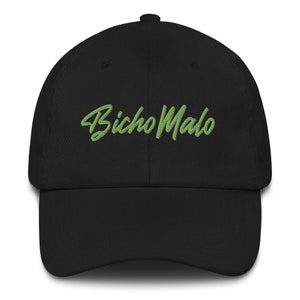 Puede incluir: Una gorra de béisbol negra con un logotipo bordado en verde que dice "Bicho Malo".