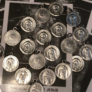 20 aluminiowych medalików z wizerunkiem Świętego Oblicza Jezusa i ulotka z modlitwą (partia 20 sztuk) - Welon Weroniki