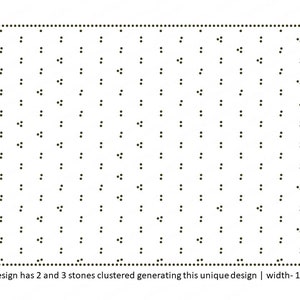 Puede incluir: Un diseño en blanco y negro con una cuadrícula de puntos. El diseño tiene 2 y 3 piedras agrupadas para crear un diseño único. El ancho del diseño es de 42,35 cm.
