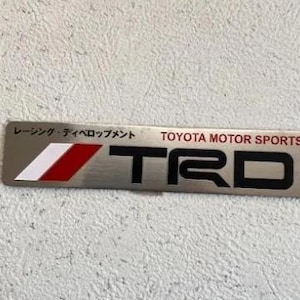 TRD metallemblem | JDM Toyota Racing-logotypplatta | Rödvit