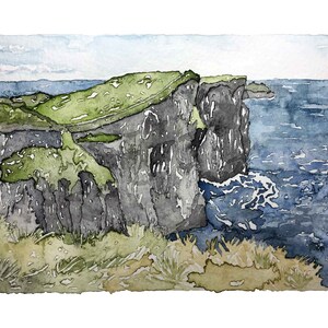 Puede incluir: Pintura acuarela de un acantilado con vistas a un oc&eacute;ano azul. El acantilado est&aacute; cubierto de hierba verde y tiene una superficie rocosa y gris. El oc&eacute;ano es de un azul profundo con olas blancas que rompen en la costa.