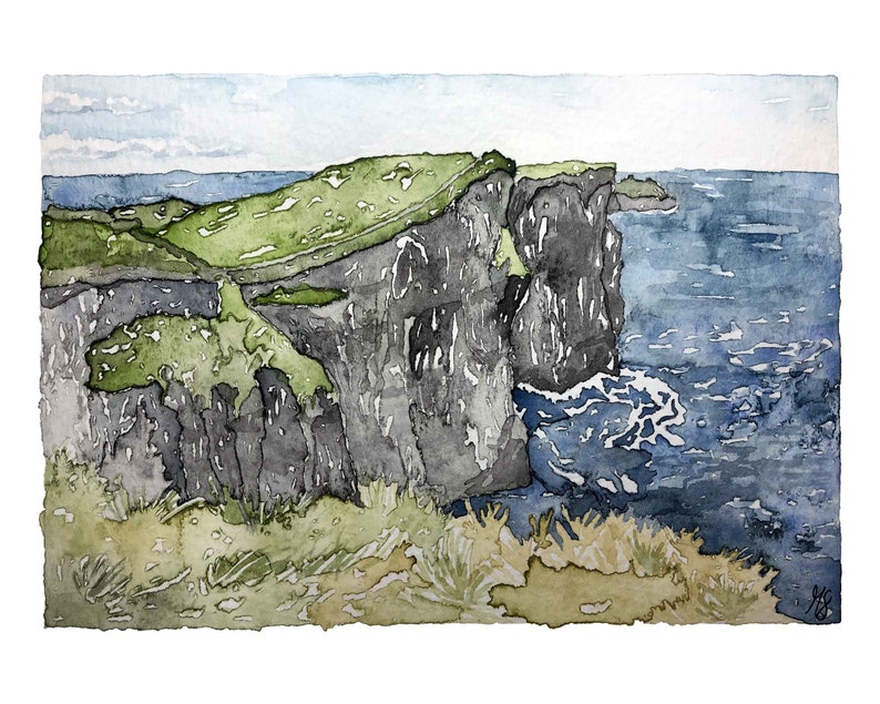 Puede incluir: Pintura acuarela de un acantilado con vistas a un oc&eacute;ano azul. El acantilado est&aacute; cubierto de hierba verde y tiene una superficie rocosa y gris. El oc&eacute;ano es de un azul profundo con olas blancas que rompen en la costa.