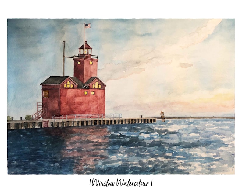 Peut inclure: Une peinture &agrave; l'aquarelle d'un phare rouge sur une jet&eacute;e qui s'&eacute;tend dans une &eacute;tendue d'eau bleue. Le ciel est d'un bleu doux avec des nuages ​​filamenteux. Le phare a un petit drapeau am&eacute;ricain flottant au sommet.