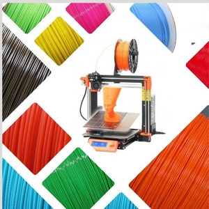 Op de afbeelding: Een 3D-printer met een zwart frame en oranje accenten is bezig met het printen van een klein beeldje. De printer is omringd door spoelen met filament in verschillende kleuren, waaronder zwart, groen, blauw, oranje, geel, roze en rood.