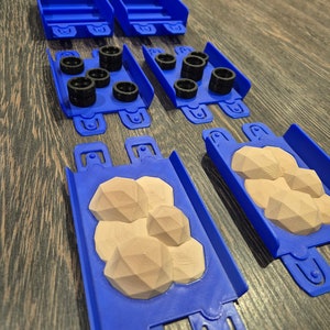 Puede incluir: Un conjunto de piezas de pista de pl&aacute;stico azul para un set de carreras de coches de juguete. Las piezas incluyen pista recta, pista curva y una secci&oacute;n con una superficie texturizada que simula un terreno rocoso.