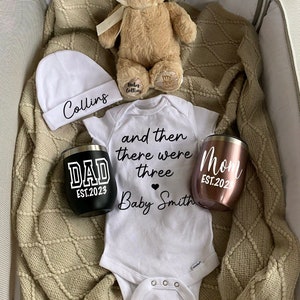 Pregnancy Gift Est 2023, First Time Mom Gifts for Women, New Parents Wine  Tumbler Set Baby Onesie Socks Bib Decision Coin - Top Mom Dad Gift Set Idea