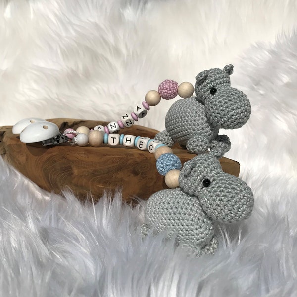 Nilpferd Kinderwagen Babyschalen Anhänger mit Namen handgemacht Kinderwagenanhänger Geschenk Geburt Amigurumi Wolle Holz Natur