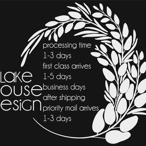 Peut inclure: Texte blanc sur fond noir avec un motif de couronne florale. Le texte indique "Lake House Design" et comprend des informations d'exp&eacute;dition : "temps de traitement 1-3 jours, arriv&eacute;e en premi&egrave;re classe 1-5 jours, jours ouvrables apr&egrave;s l'exp&eacute;dition, arriv&eacute;e par courrier prioritaire 1-3 jours."