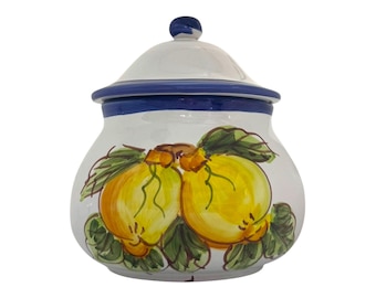 Peut inclure: Pot en céramique blanc avec couvercle, orné d'un motif peint à la main de deux citrons jaunes avec des feuilles vertes. Le pot a un bord bleu et un bouton bleu sur le couvercle. Récipient de rangement de cuisine décoratif.