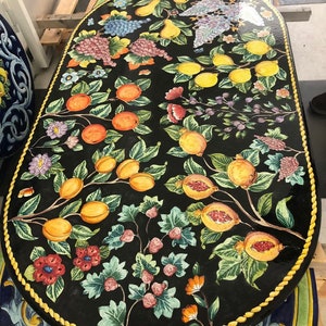 Italienskt vulkaniskt utomhusbord med järnbas, citrondekor