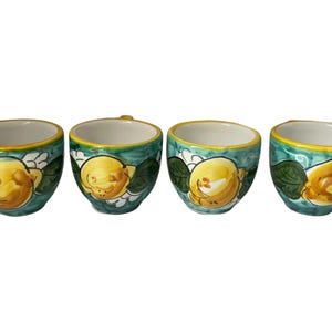 Puede incluir: Juego de cuatro tazas peque&ntilde;as de cer&aacute;mica con un dise&ntilde;o de lim&oacute;n verde y amarillo. Las tazas son blancas por dentro y tienen un borde amarillo.