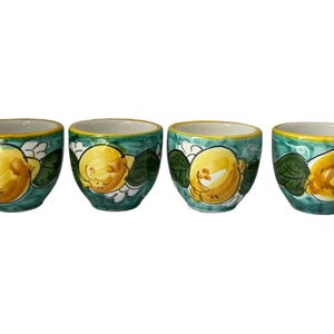 Puede incluir: Juego de cuatro tazas peque&ntilde;as de cer&aacute;mica con fondo verde y limones amarillos pintados.