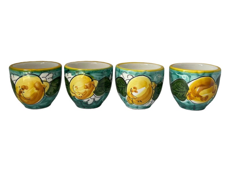 Puede incluir: Juego de cuatro tazas peque&ntilde;as de cer&aacute;mica con fondo verde y limones amarillos pintados.