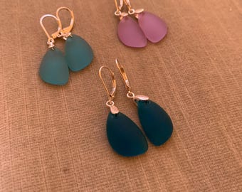 Flerfärgade örhängen i havsglas, krok i sterlingsilver, presenter till henne, örhängen i havsglas, Hamptons havsglas