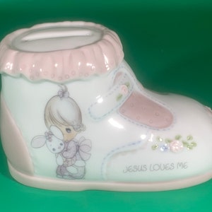 NIB VINTAGE Precious Moments Baby Girl Shoe Coin Bank &quot;Jesus Loves Me&quot; 130060 Collectible Collect