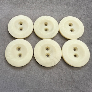 Cream buttons 33mm a set of 6 matt finish