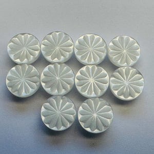 Bottoni perlati con motivo testurizzato bianco su gambo da 12 mm, set da 10