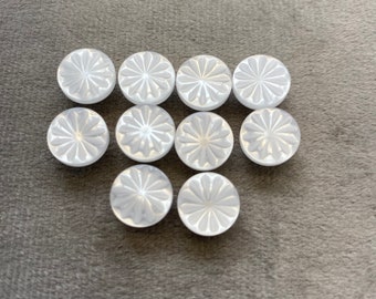 Boutons nacrés étoile blancs 10 mm le lot de 10