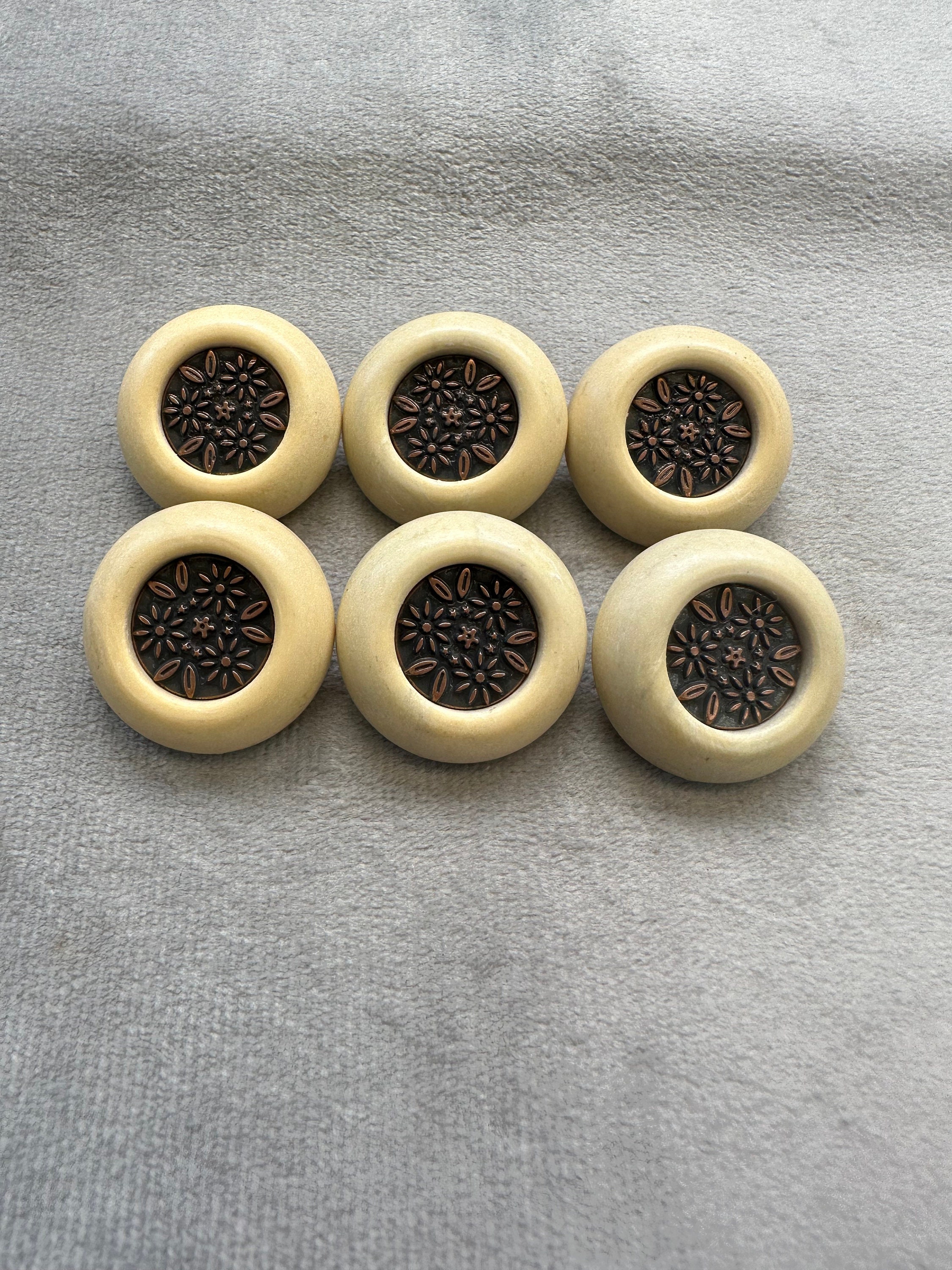 Lot De 9 Boutons Vintage Crème à Pied Travaillé - Environ 2 Cm - Réf 826 - Occasion