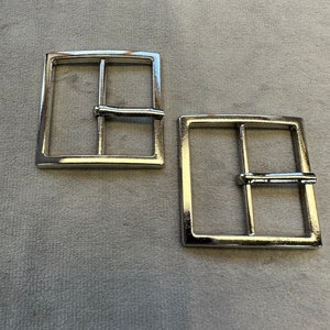 Metal buckle silver-tone square design with a prong to fit a belt 35mm a set of 2