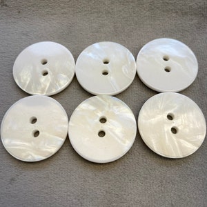 Pearly buttons ivory iridescent finish 28mm a set of 6