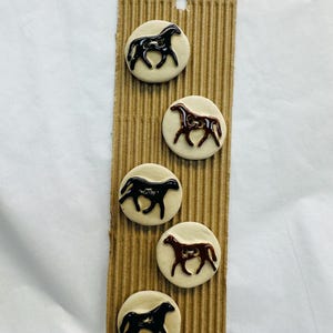 Boutons cheval en céramique 27 mm de Boutons incomparables vendus par carte de quatre boutons assortis