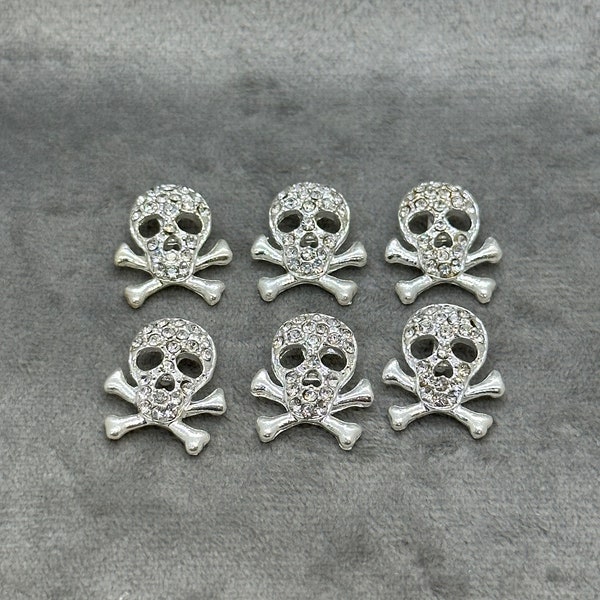 Boutons tête de mort en strass sur une monture en métal argenté. Un lot de 6, 14 mm x 16 mm