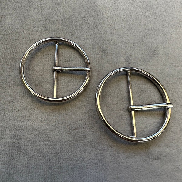 Metal circular buckle silver-tone with a prong to fit a belt 35mm a set of 2