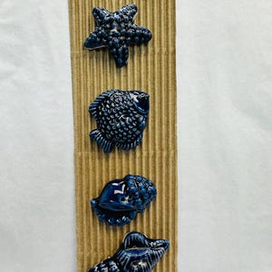 Keramische zeedierenknopen van Incomarable-knopen in marineblauw, verkocht als kaart met vier verschillende ontwerpen