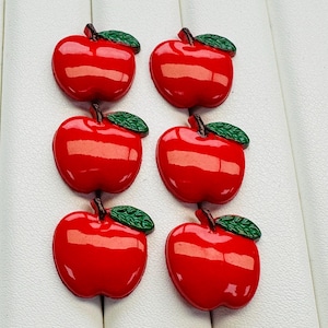 Botones de manzana roja de 19 mm con vástago y hoja verde. Se venden en lotes de seis.