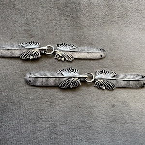 Cloak clasp feather design in silver-tone metal 8.5 x 1.7cm a set of 2