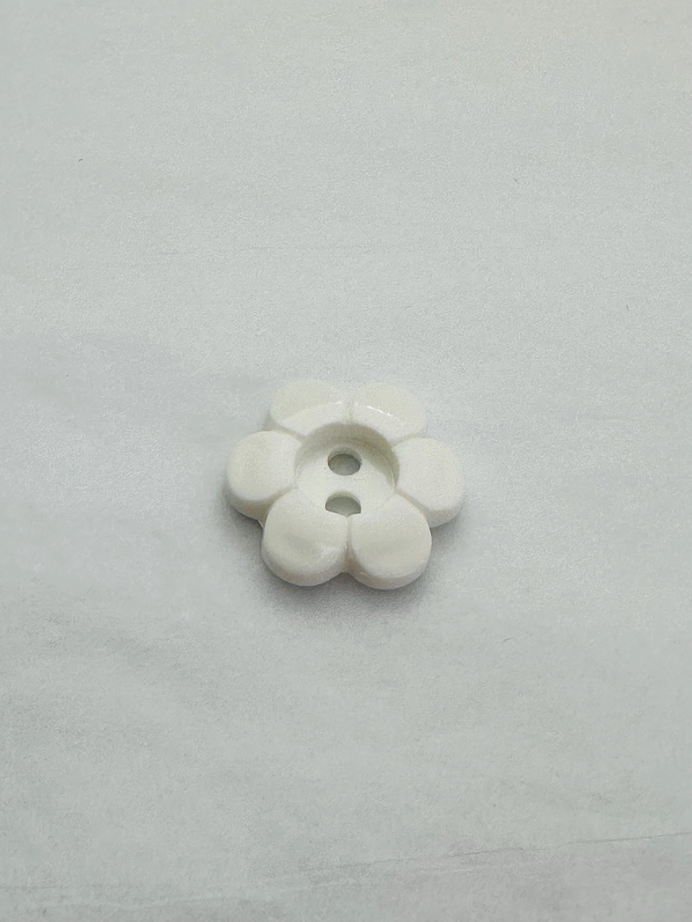 白い花柄ボタン、直径18mm、光沢仕上げ、縫い付けタイプ、6個セットで